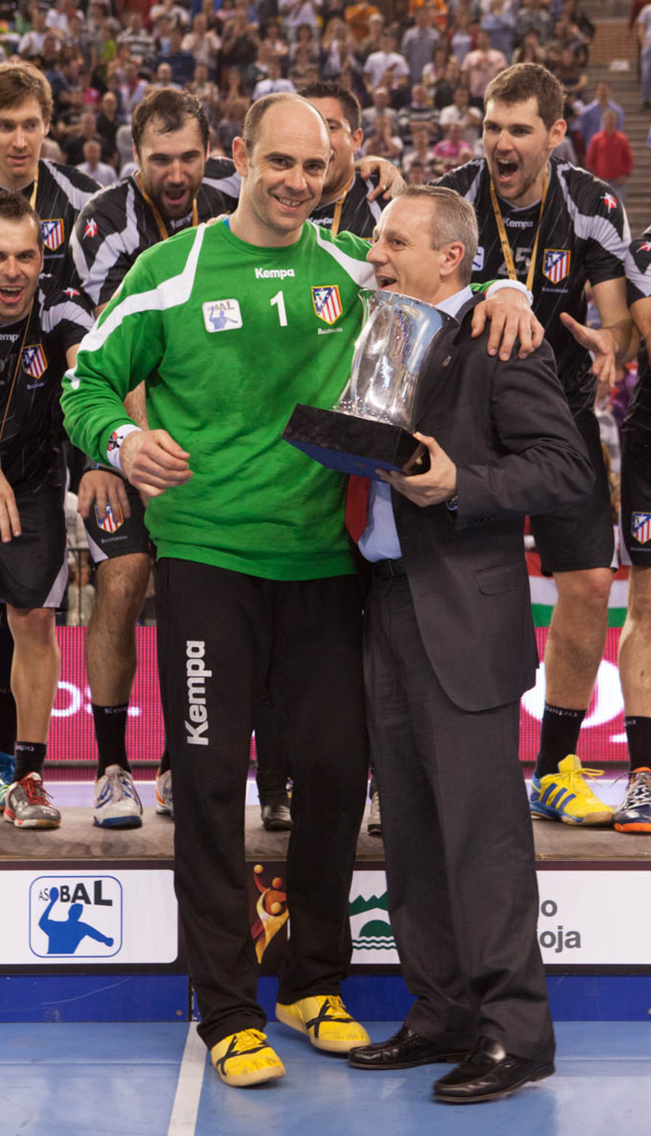 COPA DEL REY DE BALONMANO 2012/2013 Hombrados recibe el trofeo de manos del presidente de la Federación